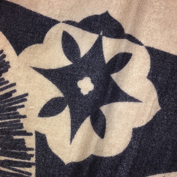 Yarnz scarf 28.5”x43” - Picture 3 of 11